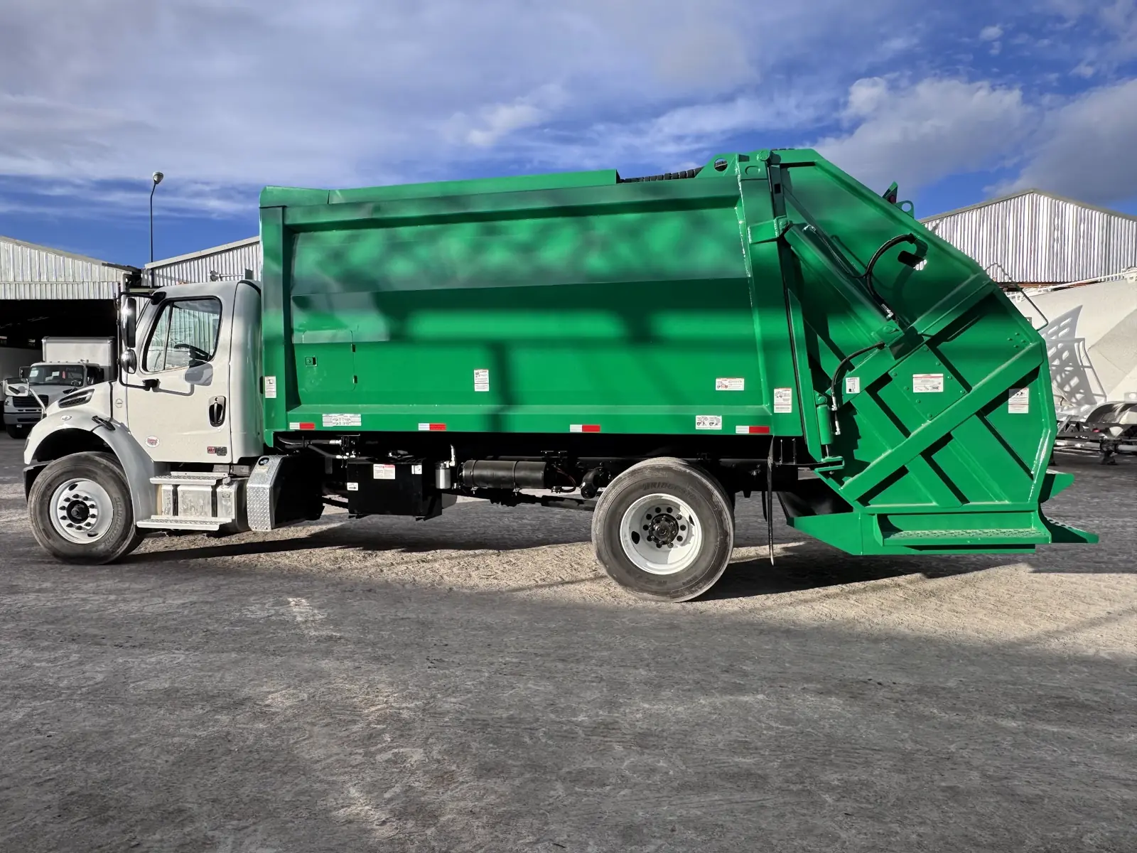 Camión recolector de basura MSA sobre chasis Freightliner, vista lateral