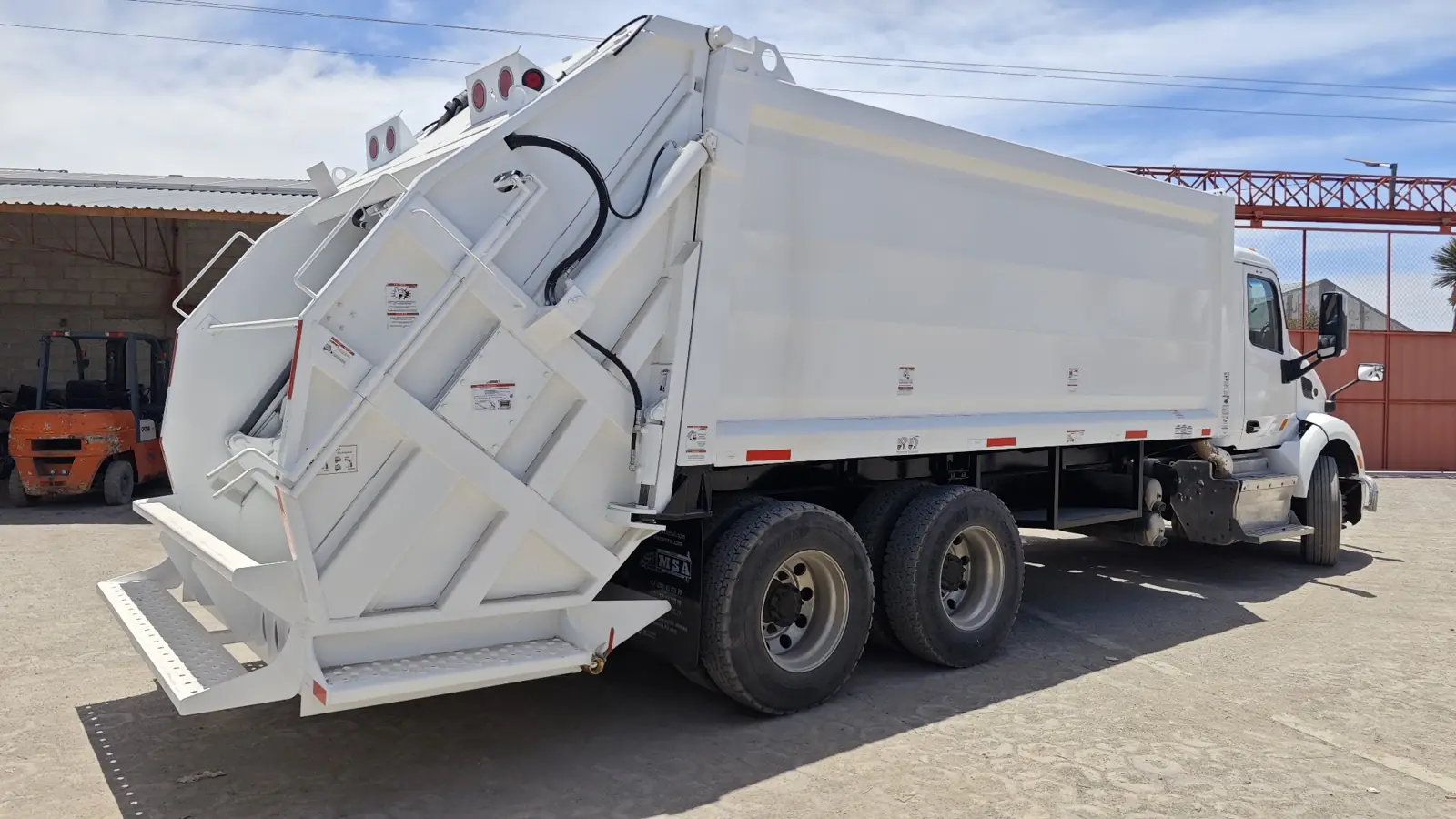 Compactador de carga trasera MSA blanco sobre chasis tortón